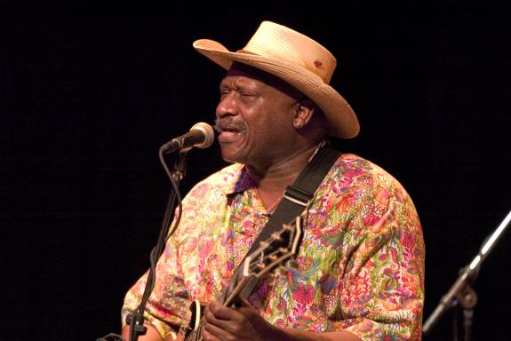 http://thebluesmobile.com/wp-content/uploads/2012/04/Taj-Mahal2.jpg
