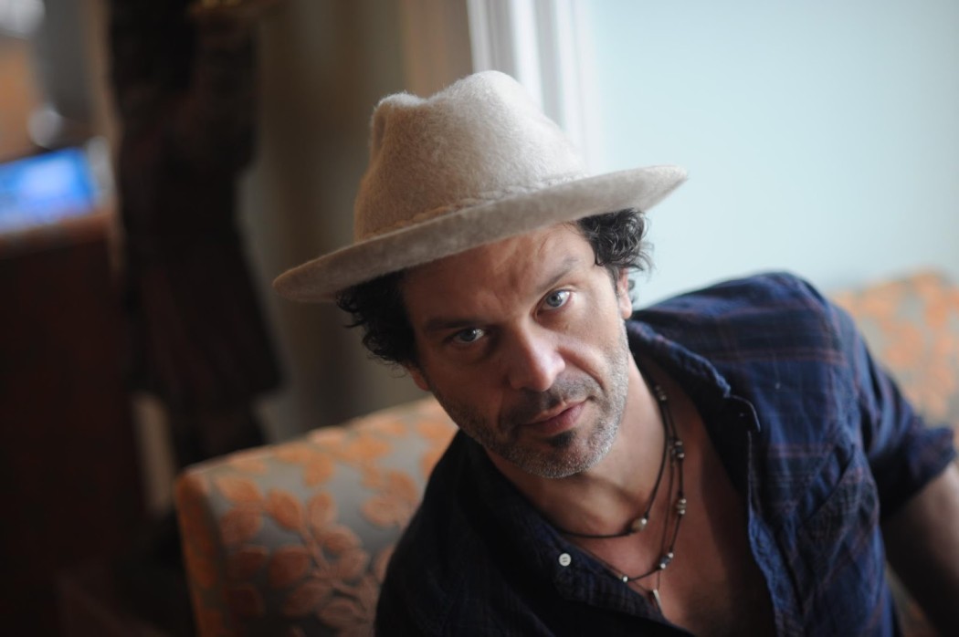 http://thebluesmobile.com/wp-content/uploads/2014/02/Doyle-Bramhall-II-1050x698.jpg