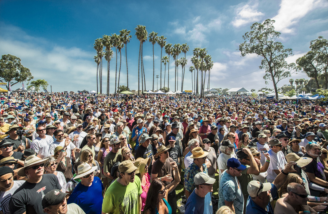 http://thebluesmobile.com/wp-content/uploads/2015/06/Crowd1About-1050x684.jpg