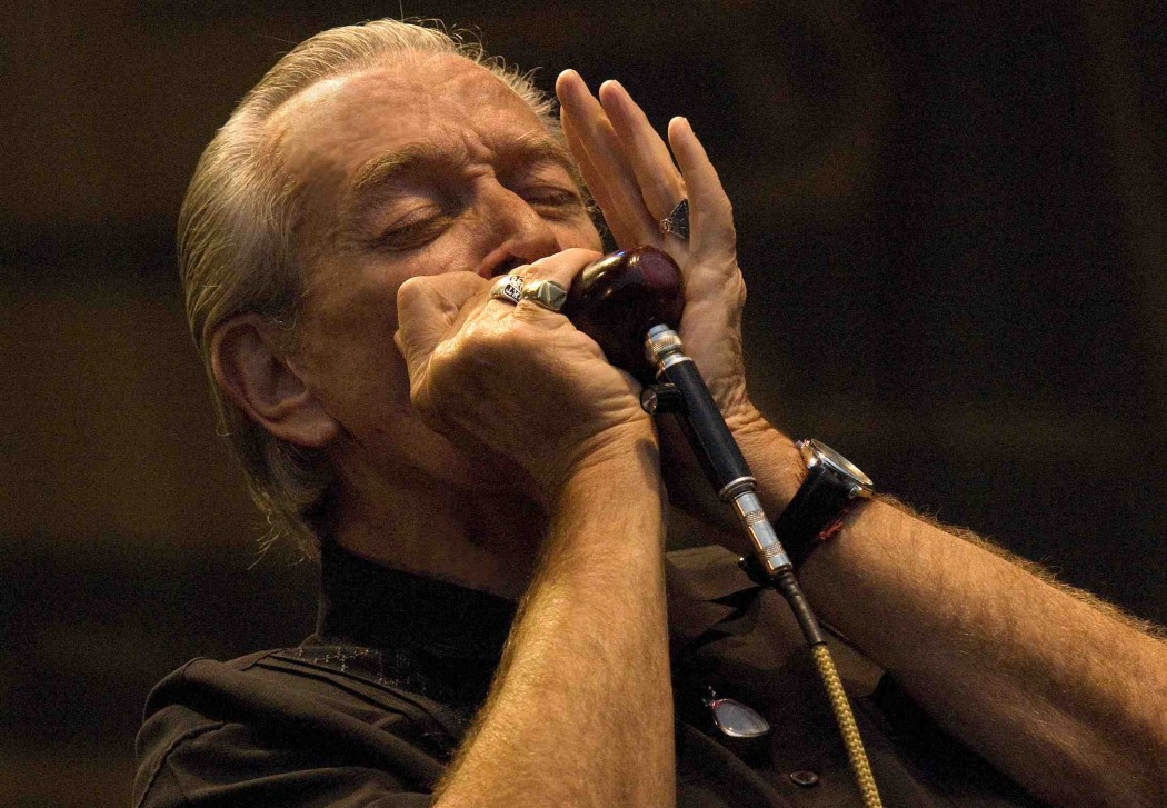 http://thebluesmobile.com/wp-content/uploads/2015/08/charlie_musselwhite_by_kenji_oda_low_res-1050x727.jpg