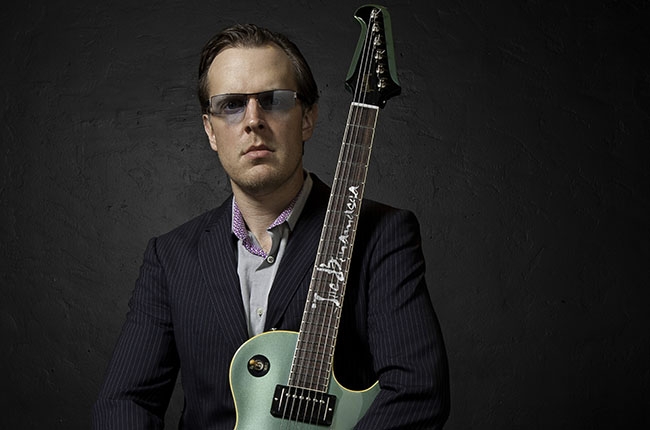 http://thebluesmobile.com/wp-content/uploads/2015/10/joe-bonamassa-2014-press-photo-billboard-650x430.jpg