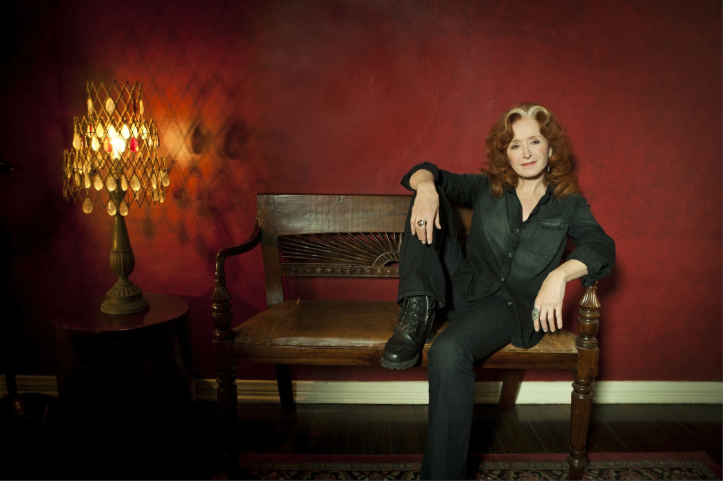 http://thebluesmobile.com/wp-content/uploads/2016/03/Bonnie-Raitt-1-1050x699.jpg